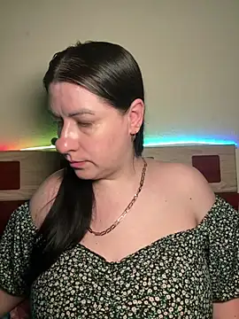 Snapshot of Evelinia chatting on May 8, 2026, 3:27 pm Evelinia online show from May 8, 2026, 3:27 pm