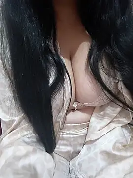 Liyan- online show from October 31, 2025, 8:38 pm