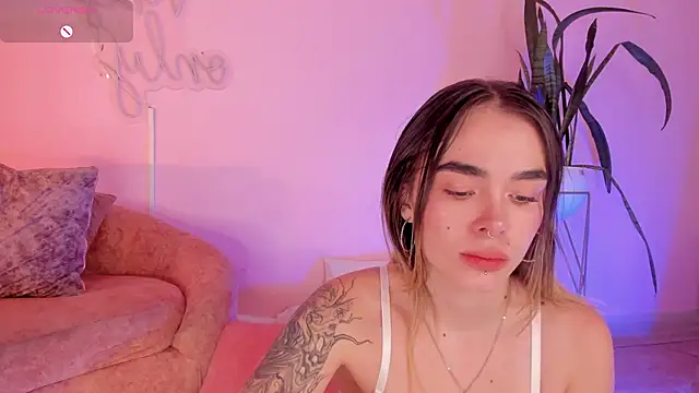 Lucy Vega online show from October 29, 2025, 5:06 am