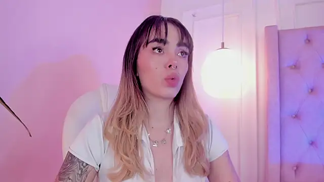 Lucy Vega online show from December 15, 2025, 4:51 am