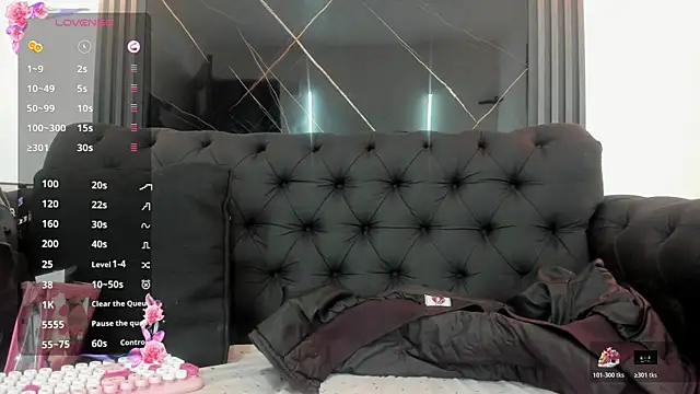 EvaaLovia1 online show from November 3, 2025, 2:20 pm