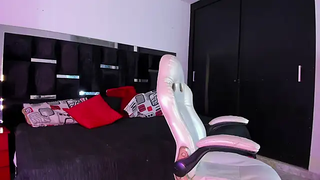 Tasha Sant online show from November 4, 2025, 8:23 pm