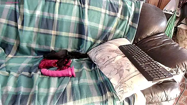 LauraMonolo online show from April 15, 2026, 6:08 am