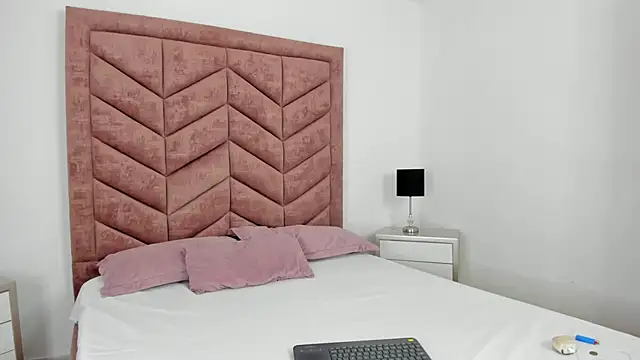 AnnyCherry  online show from April 17, 2026, 6:11 pm