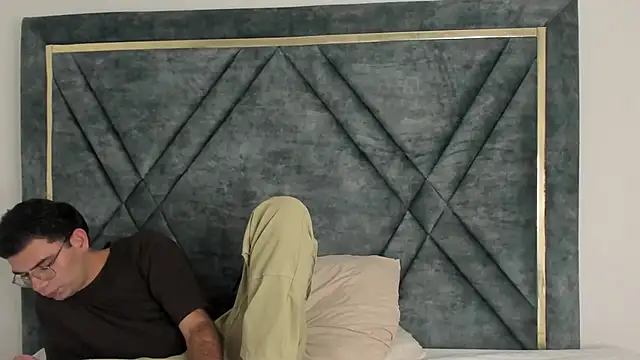 Ari sunshine  online show from December 14, 2025, 9:20 pm