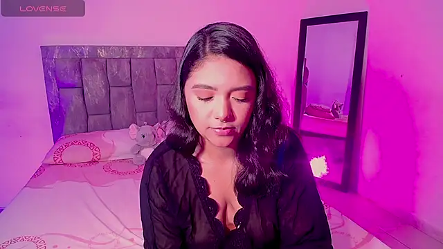 Snapshot of DIANEE_01 chatting on February 4, 2026, 11:00 pm DIANEE 01 online show from February 4, 2026, 11:00 pm