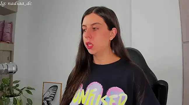 Snapshot of Nadiaa_ chatting on February 15, 2025, 3:31 am Nadiaa online show from February 15, 2025, 3:31 am