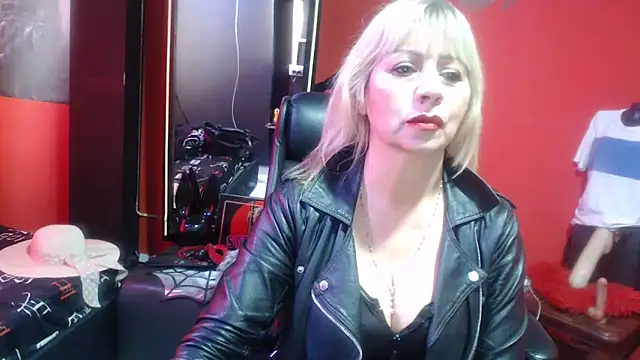 KLOE PIELL online show from November 18, 2025, 10:02 pm