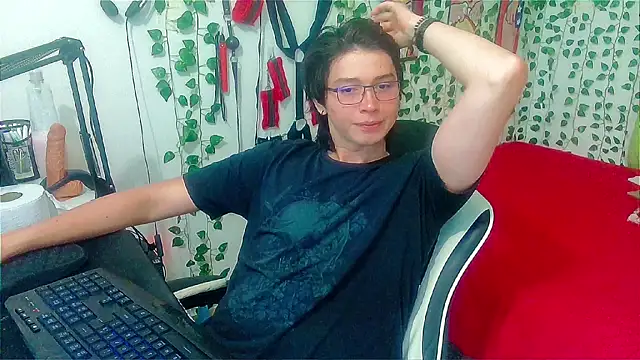 Snapshot of Andy_gray chatting on June 10, 2026, 12:39 pm Andy gray online show from June 10, 2026, 12:39 pm