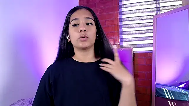 Snapshot of Maeena chatting on December 5, 2024, 4:50 pm Maeena online show from December 5, 2024, 4:50 pm