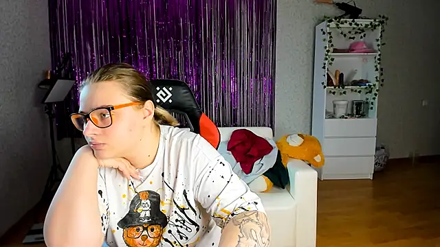 Snapshot of Seductive_She_Wolf chatting on March 18, 2025, 6:39 am Seductive She Wolf online show from March 18, 2025, 6:39 am