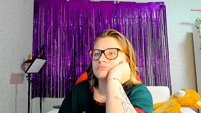 Snapshot of Seductive_She_Wolf chatting on March 15, 2025, 10:00 pm Seductive She Wolf online show from March 15, 2025, 10:00 pm