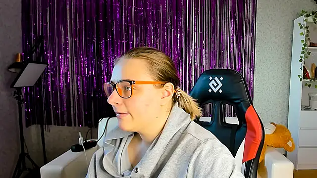 Snapshot of Seductive_She_Wolf chatting on March 17, 2025, 7:35 am Seductive She Wolf online show from March 17, 2025, 7:35 am