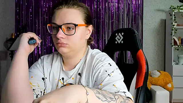 Snapshot of Seductive_She_Wolf chatting on March 18, 2025, 12:50 pm Seductive She Wolf online show from March 18, 2025, 12:50 pm