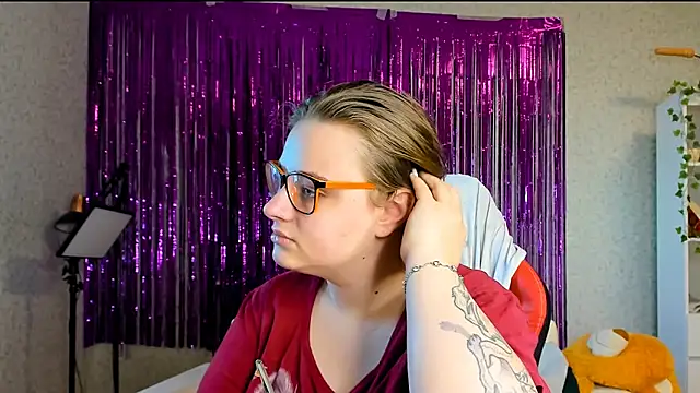 Snapshot of Seductive_She_Wolf chatting on March 19, 2025, 8:23 am Seductive She Wolf online show from March 19, 2025, 8:23 am