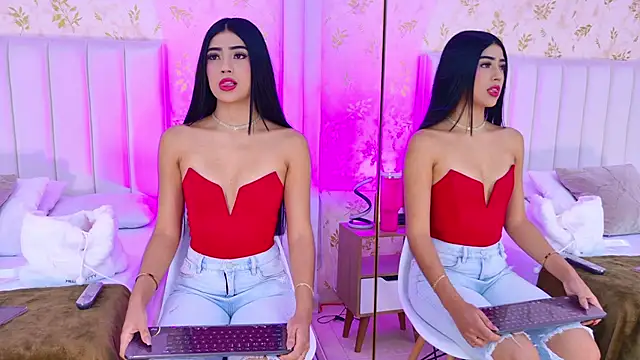 Mia-Monroe online show from November 5, 2025, 7:39 pm