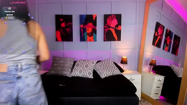 Elizabeth Santos online show from November 22, 2025, 4:11 am