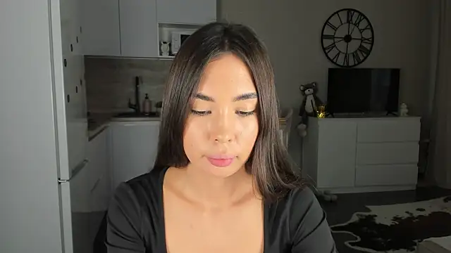 nilliluv online show from November 17, 2025, 8:18 am