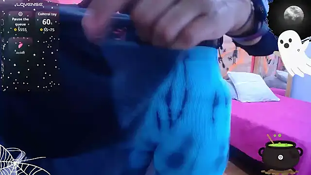 scarlet-foox online show from October 25, 2025, 12:28 pm