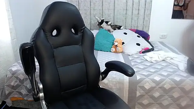 scarlet-foox online show from January 9, 2026, 1:40 pm