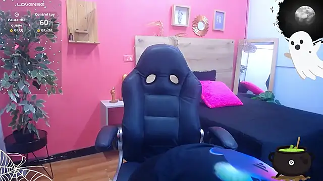 scarlet-foox online show from October 8, 2025, 11:12 am