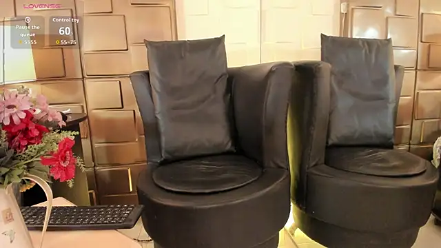 Snapshot of NaomyRivera chatting on April 25, 2026, 1:41 pm NaomyRivera online show from April 25, 2026, 1:41 pm