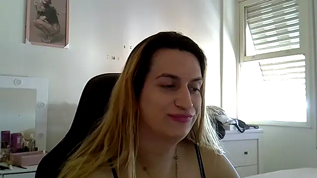 Snapshot of luizacandy chatting on May 6, 2026, 6:56 pm luizacandy online show from May 6, 2026, 6:56 pm