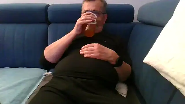 axecoman60 online show from March 7, 2025, 6:11 pm