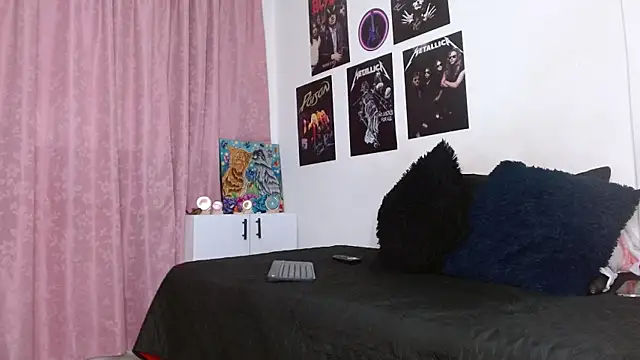 scarlett  morgan online show from November 12, 2025, 1:37 pm