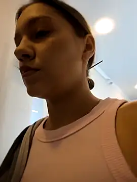 AliceBrayan online show from October 8, 2025, 5:09 am