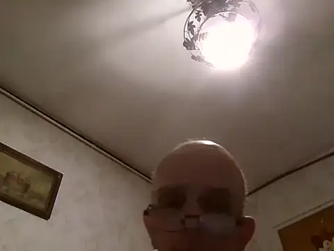 mariusica1xh online show from December 4, 2025, 9:14 pm