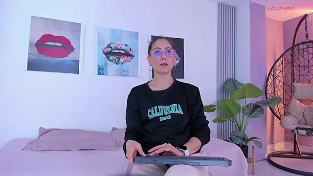 Angela donnato online show from October 11, 2025, 3:18 am