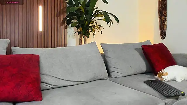 lucasanto  online show from April 11, 2026, 4:42 am