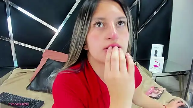 Snapshot of GiaRoussel chatting on October 28, 2025, 3:33 pm GiaRoussel online show from October 28, 2025, 3:33 pm