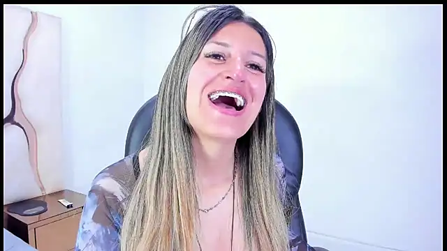 Snapshot of GiaRoussel chatting on November 27, 2025, 4:18 pm GiaRoussel online show from November 27, 2025, 4:18 pm