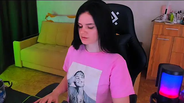 Lora Cain online show from March 4, 2025, 2:10 pm