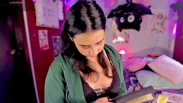 kiki cavilll online show from January 27, 2025, 2:13 pm