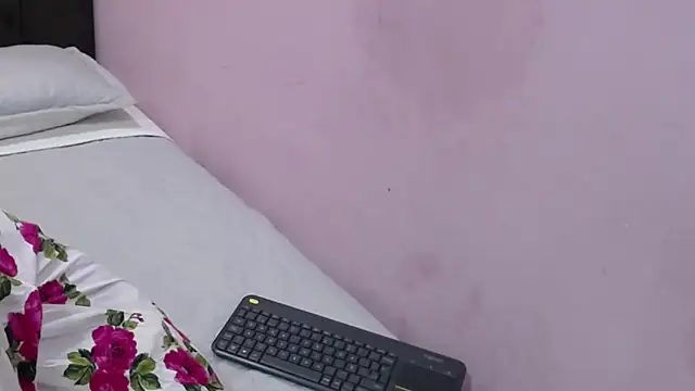 karolinee 66  online show from January 14, 2026, 7:17 pm