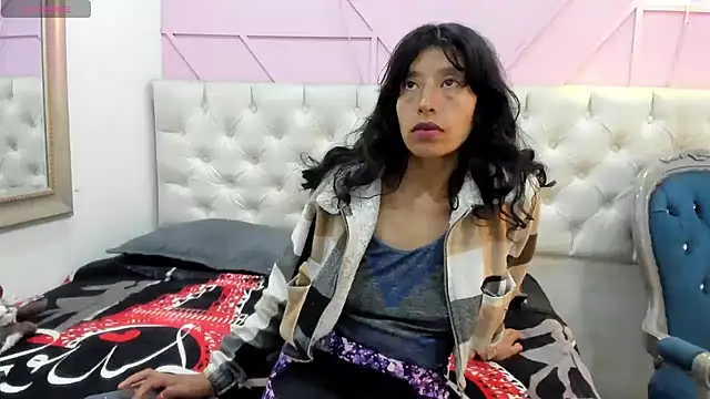 karolinee 66  online show from April 19, 2026, 4:24 am