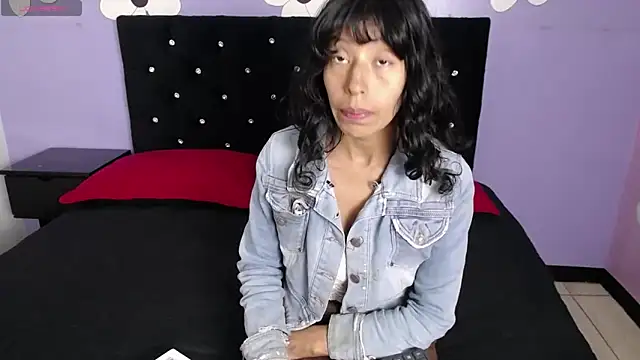 karolinee 66  online show from February 15, 2026, 4:02 am