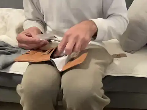 4small4inchlol online show from December 18, 2025, 11:08 pm