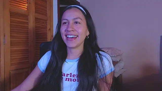 Snapshot of EmiGomez_ chatting on July 18, 2026, 12:52 am EmiGomez online show from July 18, 2026, 12:52 am