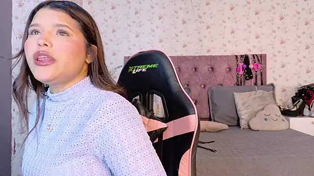 Snapshot of AvrillThomas chatting on November 7, 2025, 6:34 pm AvrillThomas online show from November 7, 2025, 6:34 pm