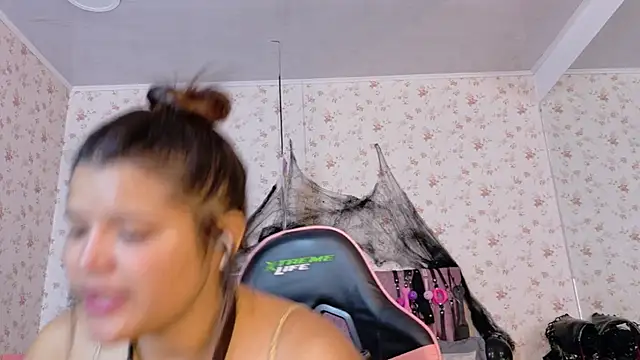 Snapshot of AvrillThomas chatting on October 31, 2025, 6:37 pm AvrillThomas online show from October 31, 2025, 6:37 pm