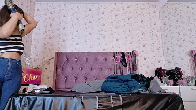 Snapshot of AvrillThomas chatting on November 17, 2025, 4:00 pm AvrillThomas online show from November 17, 2025, 4:00 pm