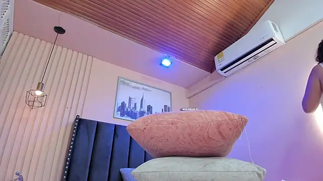 viiolett lee online show from February 19, 2026, 7:44 pm