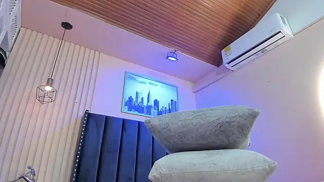 viiolett lee online show from February 18, 2026, 8:27 pm