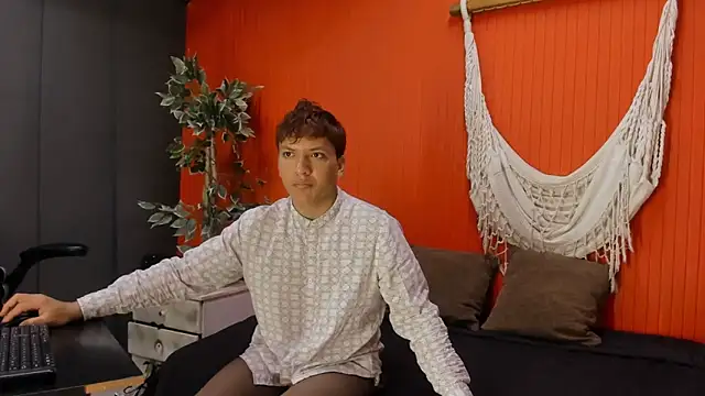 aslyhernandez 7 online show from April 15, 2026, 9:48 am