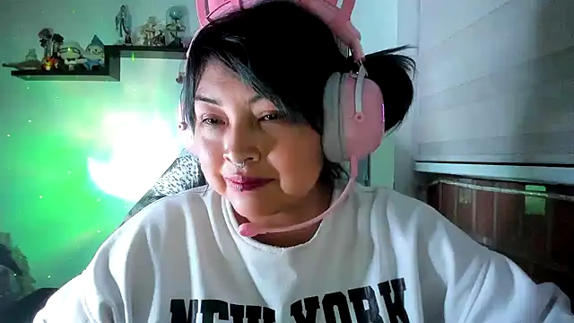 Snapshot of Shaddycute_ chatting on May 20, 2026, 3:03 am Shaddycute online show from May 20, 2026, 3:03 am
