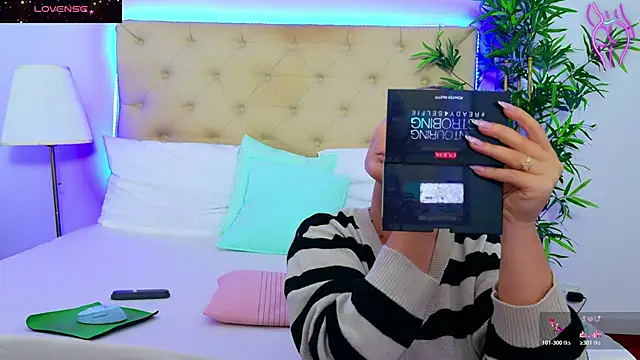 DaliyaArabian online show from November 17, 2025, 1:04 pm